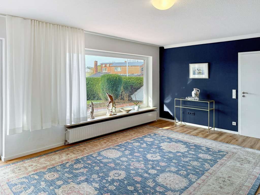 Immobilie in Stapel - Großzügiges Einfamilienhaus mit Kamin, Garten und vielseitigen Nutzungsmöglichkeiten - Bild 1