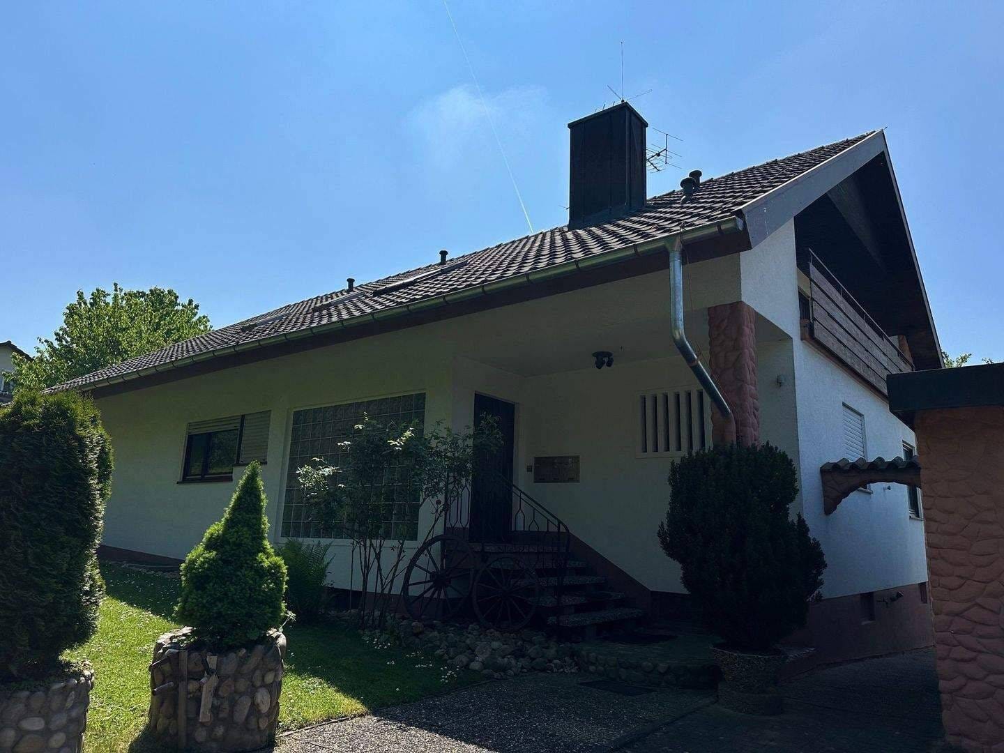 Immobilie in Kenzingen - Zweifamilienhaus mit 2 Garagen in TOP-Wohnlage - Bild 2