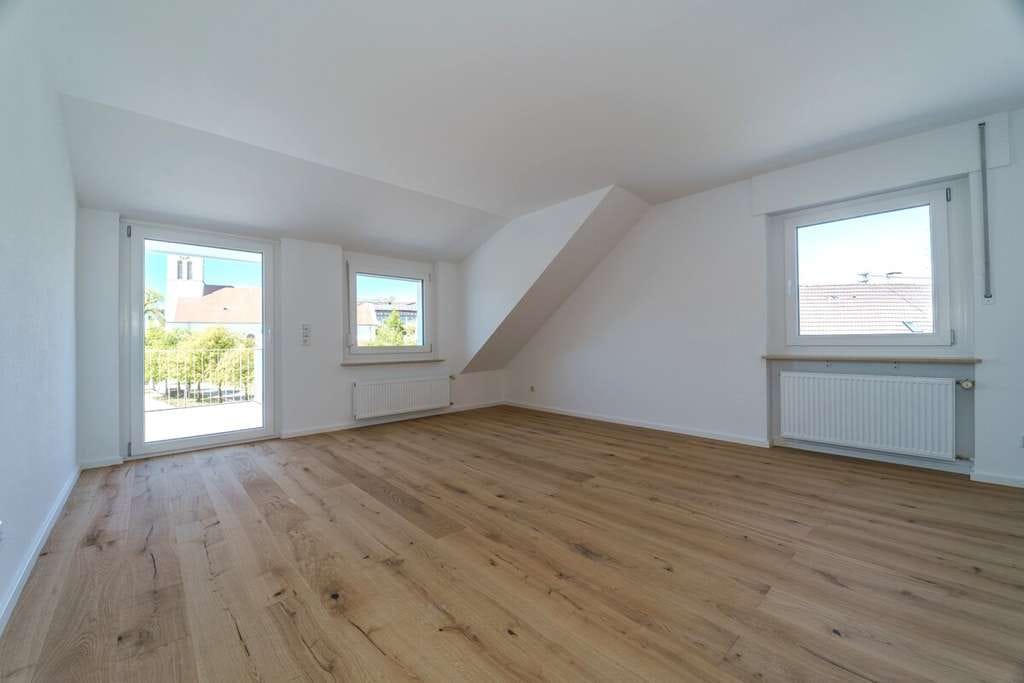 Immobilie in Volkertshausen - Renoviert, bezugsfrei, besonders - Großzügige Dachgeschosswohnung mit Balkon - Bild 2