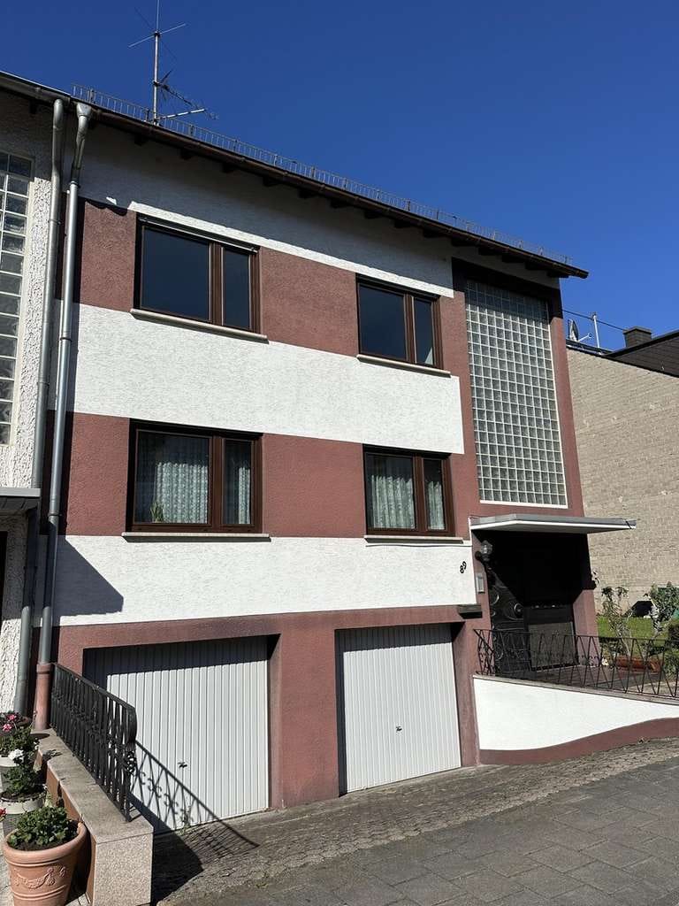 Immobilie in Bendorf - Mehrfamilienhaus mit 3 Wohneinheiten, Balkone, Garagen und Garten, provisionsfrei, voll unterkellert - Bild 0