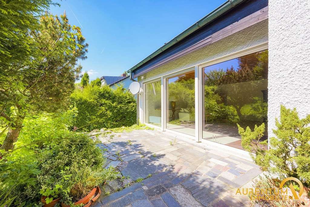 Immobilie in Lappersdorf - Stilvolles Einfamilienhaus mit großem Garten und exklusivem Wellnessbereich - Bild 0