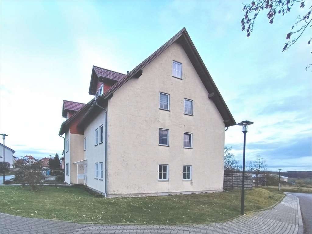 Immobilie in Naumburg (Saale) - Wohnen mit Weitblick, charmante 3-Raum-Maisonettewohnung im Dachgeschoss mit Balkon! - Bild 1