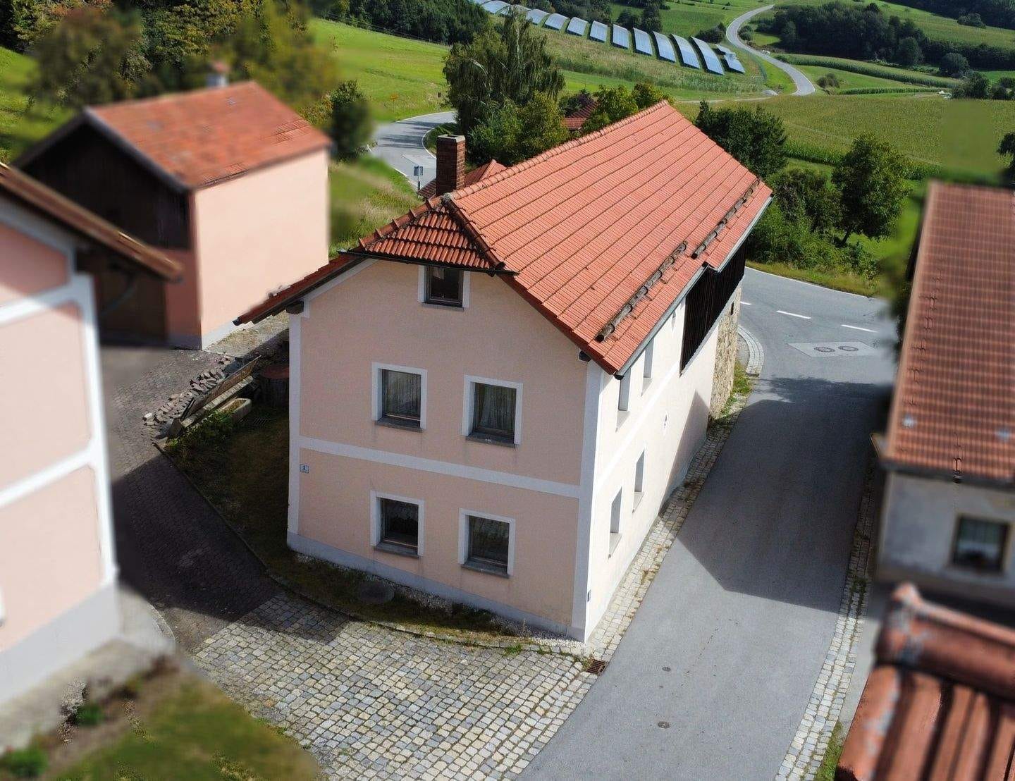 Immobilie in Röhrnbach - Sie brauchen keinen Garten? Sanierungsobjekt - Haus mit Halle/Garage/Stellfläche auf kleinem Grundstück - Röhrnbach - Bild 1