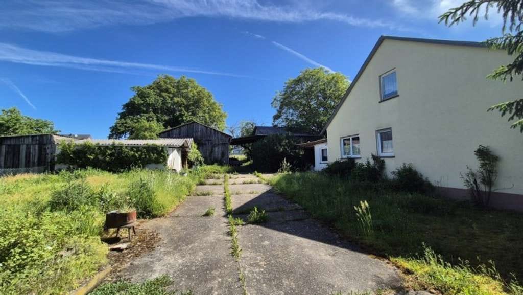 Immobilie in Karbach - Bungalow (sanierungsbedürftig) mit Bauplätzen  - Bild 1