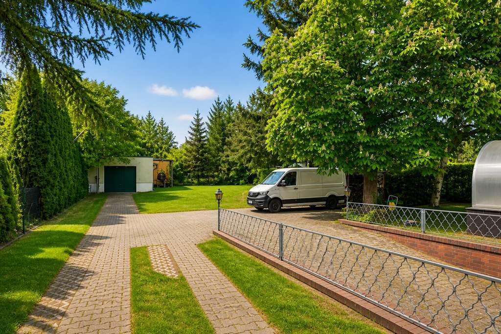Immobilie in Dallgow-Döberitz - Stattliches Ein- bis Zweifamilienhaus von 1938 mit Pool, Sauna und Garage auf sonnigem Grundstück - Bild 2