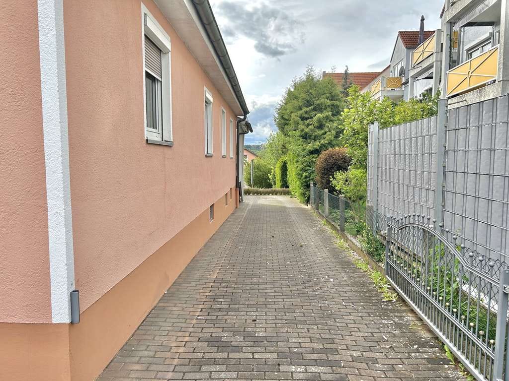 Immobilie in Diedorf - Freistehendes Einfamilienhaus in Diedorf mit PV, Doppelgarage & 3 Wohneinheiten-Potenzial - Bild 2