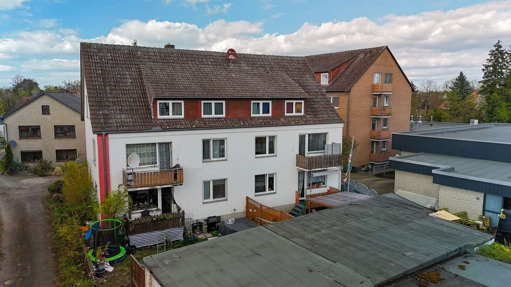 Immobilie in Wendeburg - Solides Mehrfamilienhaus mit 6 Wohnungen, 7 Garagen und Zusatzflächen in Wendeburg LK Peine - Bild 1