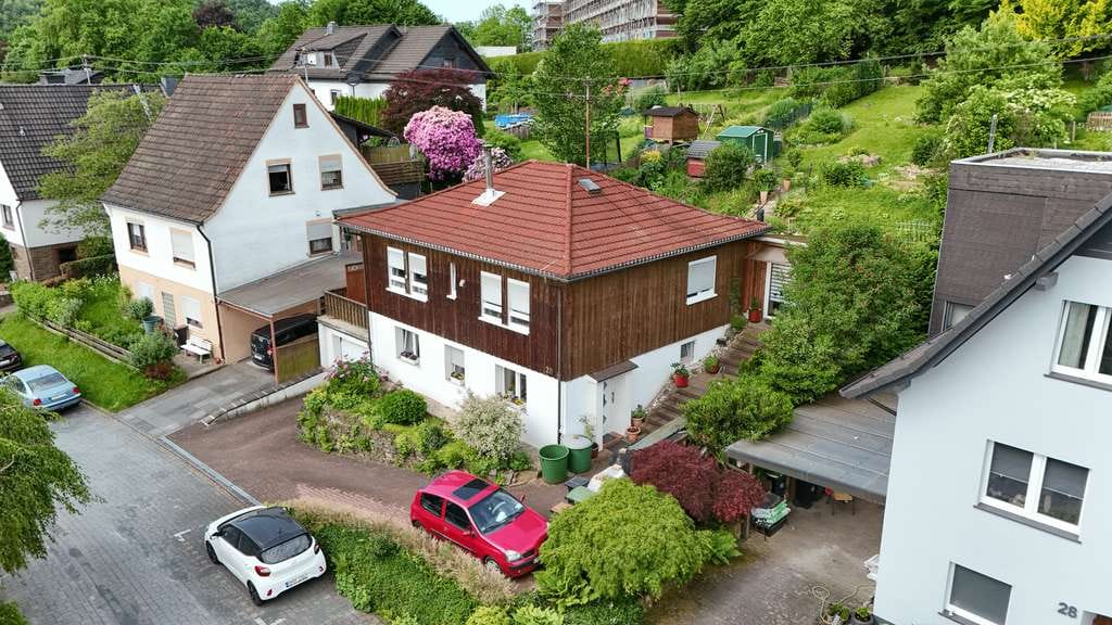 Immobilie in Morsbach - 7:55 Uhr aufstehen und pünktlich in der Schule! Modernisiertes EFH mit Einliegerwohnung und Garten - Bild 0