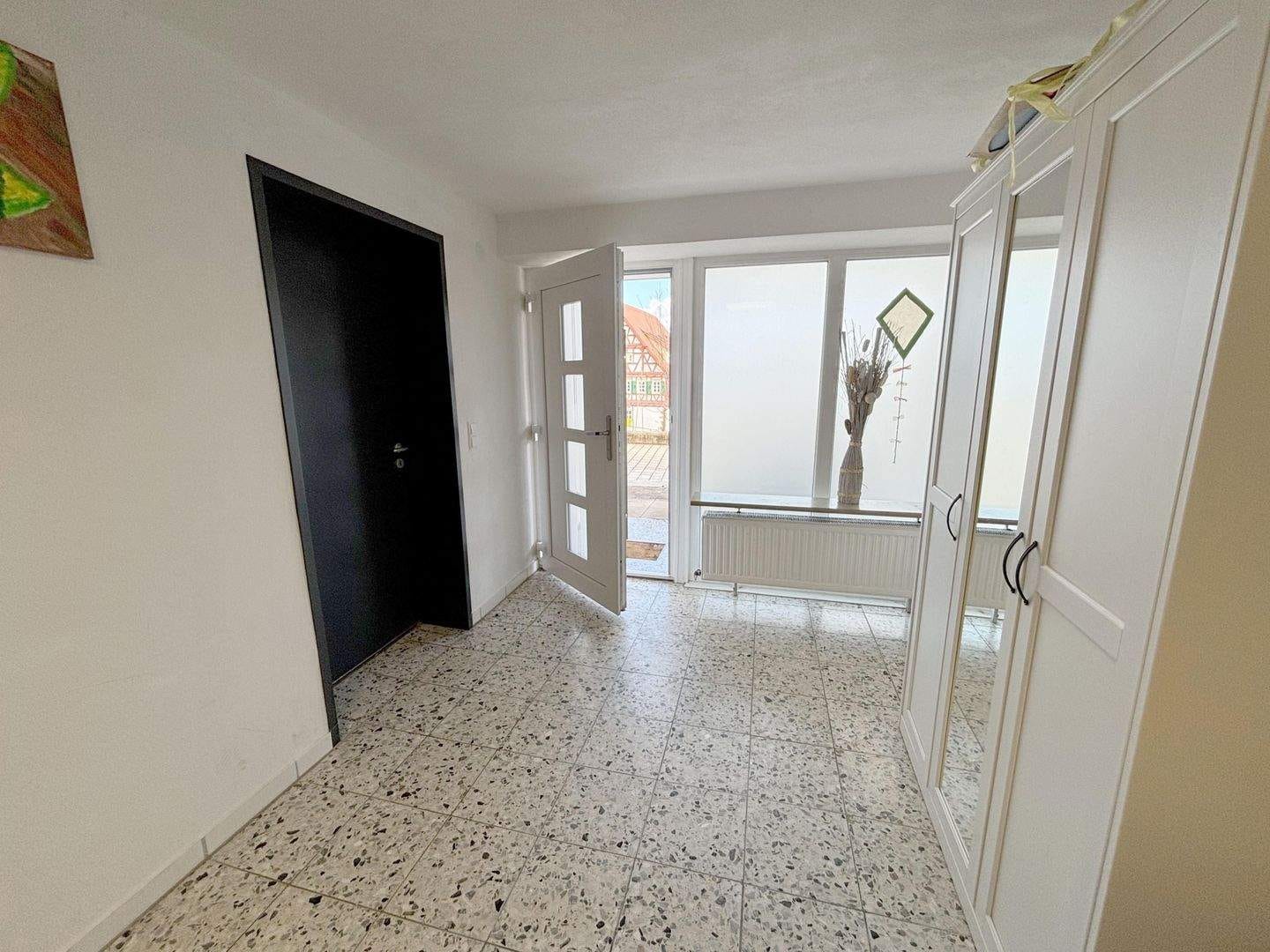 Immobilie in Wiernsheim - Familienparadies in der Ortsmitte mit Terrasse und Einliegerwohnung! - Bild 2