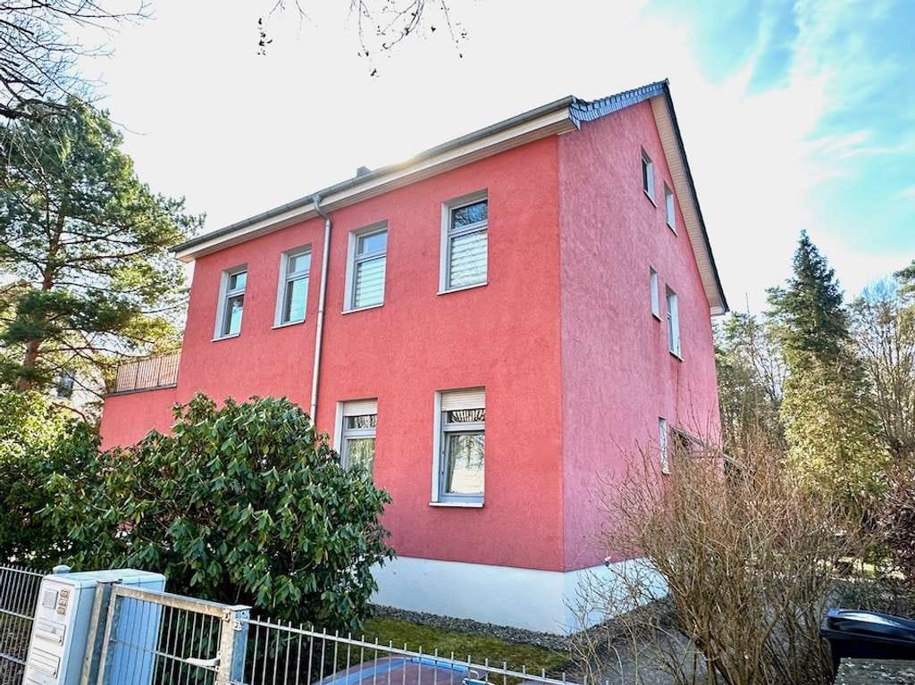 Immobilie in Schöneiche bei Berlin - Grundsolides Mehrfamilienhaus mit bezugsfreier Erdgeschosswohnung in idyllischer Waldrandlage - Bild 1