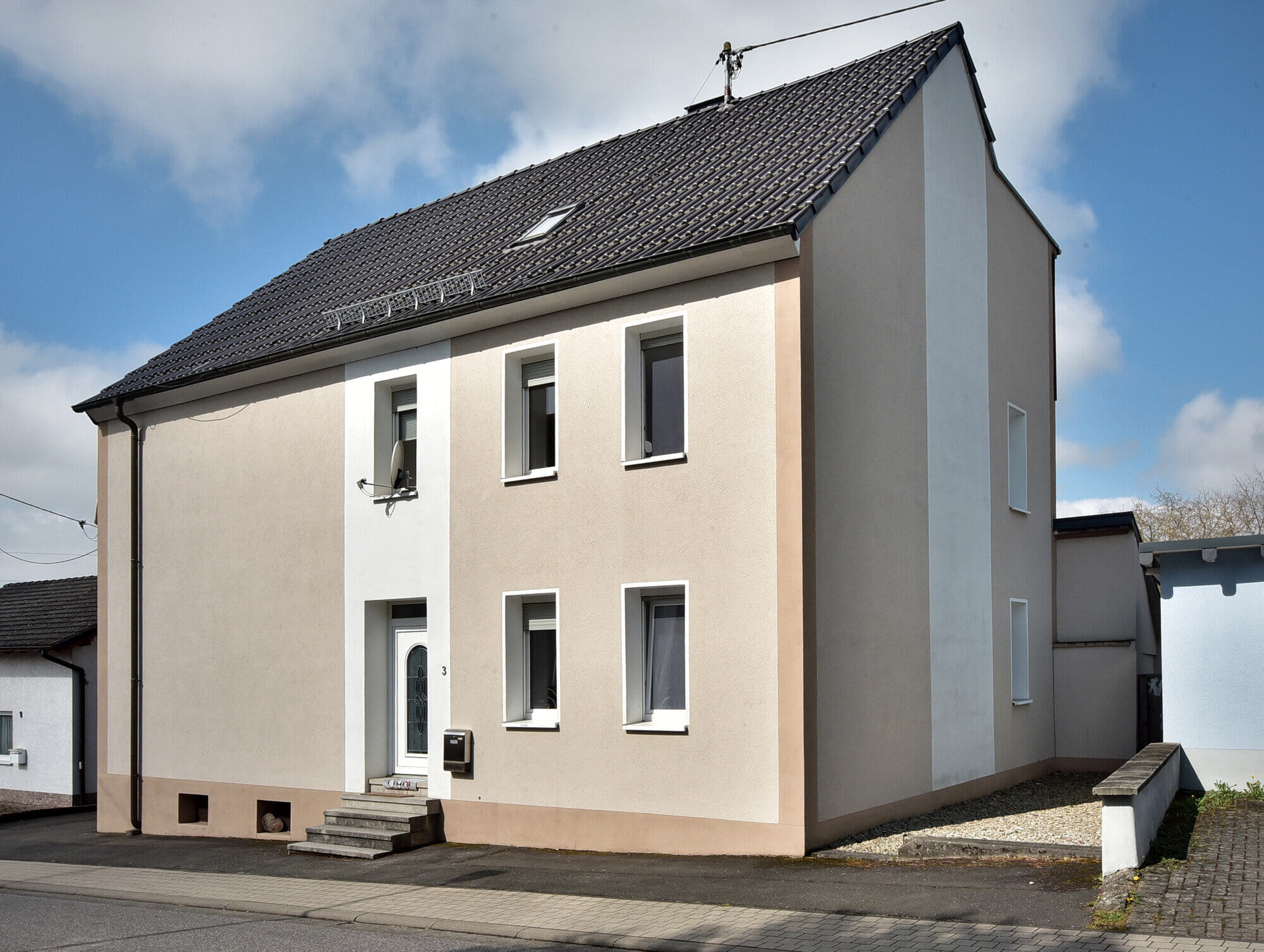 Immobilie in Mackenrodt - 1 + 1 = 3 Möglichkeiten in Mackenrodt ein Doppel-Haus mit drei Garagen als sein Eigentum zu erwerben - Bild 1