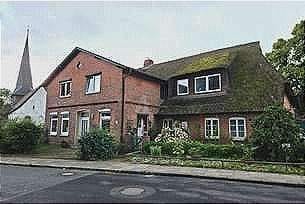 Immobilie in Flintbek - HISTORISCHES GEBÄUDE MIT 3 WOHNUNGEN, NEBENGELASS U POTENTIAL IN ZENTRALER LAGE VON FLINTBEK - Bild 0