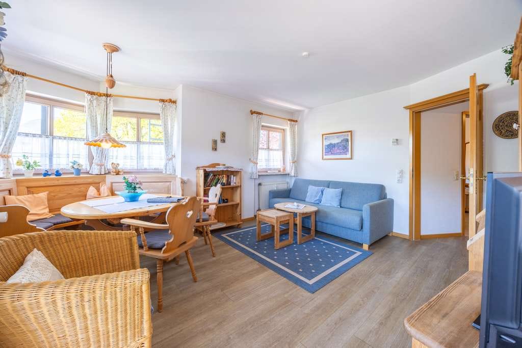 Immobilie in Unterwössen - Zur Eigennutzung oder Kapitalanlage, charmantes 2-Zimmer-Apartment mit alpinen Chalet-Charakter - Bild 2