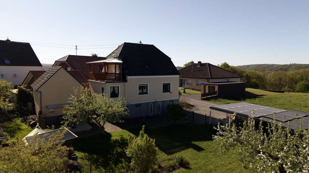 Immobilie in Bitzen - Viel Platz zum Leben und Entfalten – Einfamilienhaus mit großem Grundstück! - Bild 1