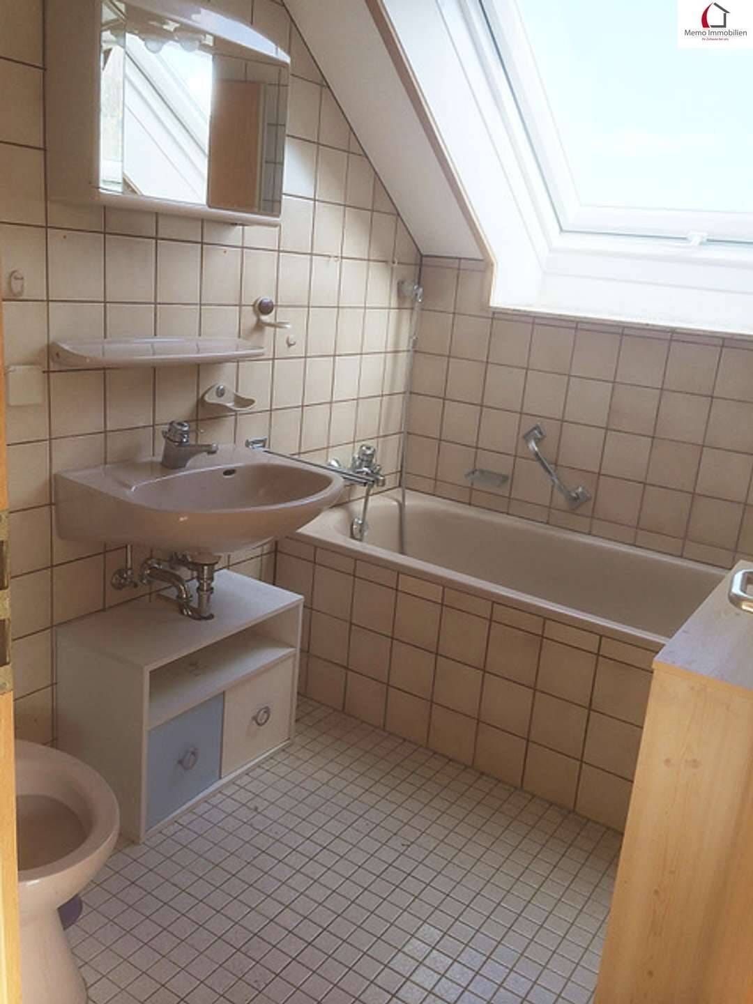 Immobilie in Karlsbad - °°° MODERNE DACHGESCHOSSWOHNUNG MIT TERRASSE, TGL-BAD, EINBAUKÜCHE UND TIEFGARAGE °°° - Bild 3