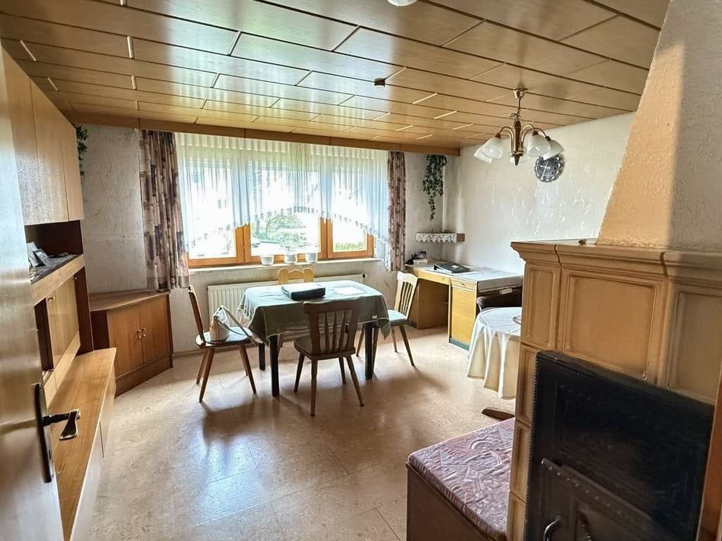 Immobilie in Meßkirch - Einfamilienhaus mit ELW, Nahwärmeheizung und 2 Garagen in guter Lage - Bild 1