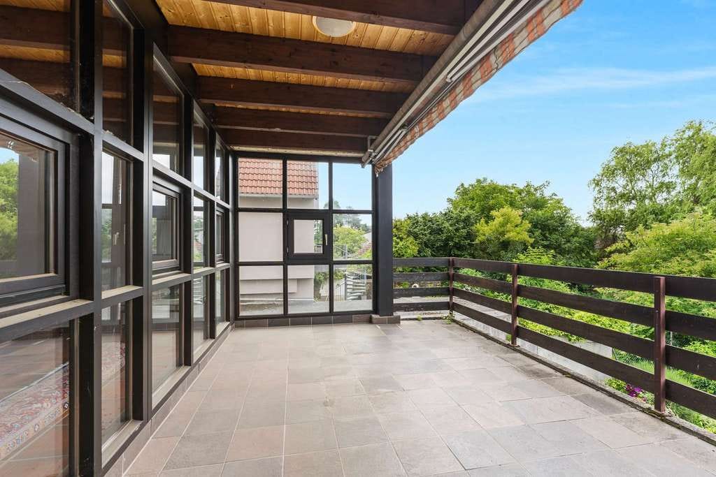 Immobilie in Erftstadt - Architektonisch einzigartiges Zweifamilienhaus mit Loft-Charakter und großem Südgarten in Erftstadt - Bild 3