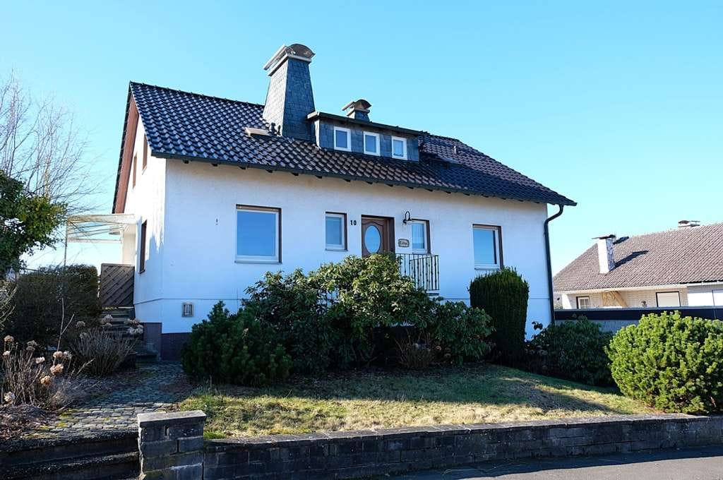 Immobilie in Schenklengsfeld - Solides Einfamilienhaus mit ELW in angenehmer Lage von Wippershain ! - Bild 0
