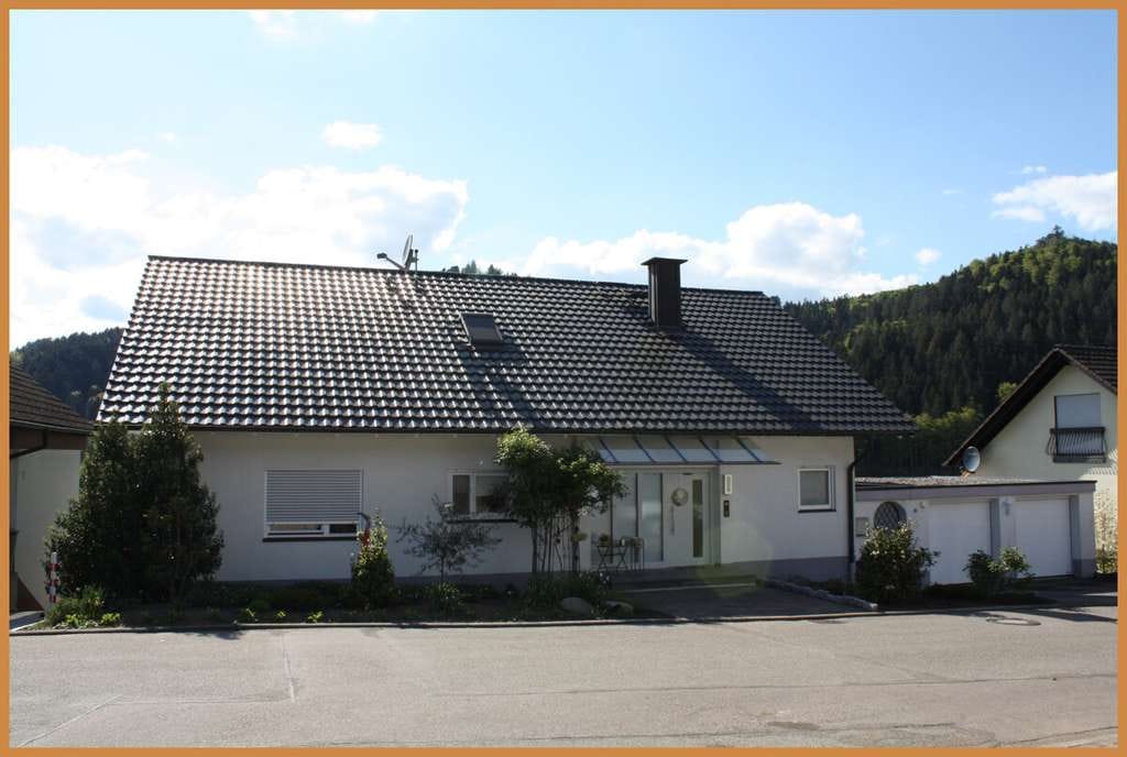 Immobilie in Nordrach - Ein Ort zum Ankommen und Wohlfühlen – Familienhaus mit viel Platz, Garten und herrlicher Aussicht ! - Bild 2
