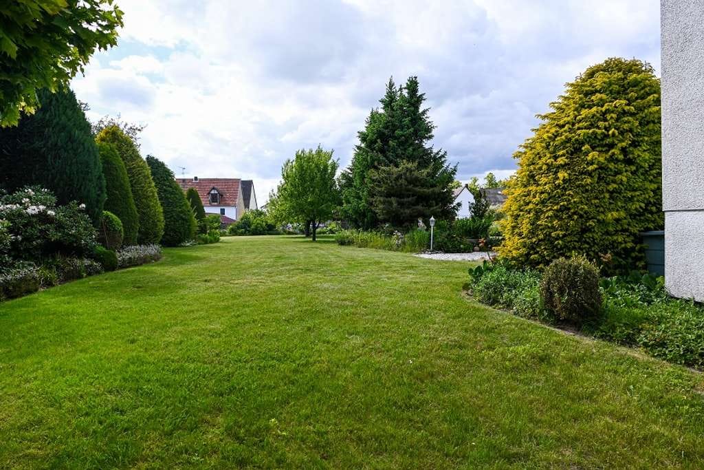 Immobilie in Breuna - Schönes Einfamilienhaus mit parkähnlichem Garten! - Bild 1