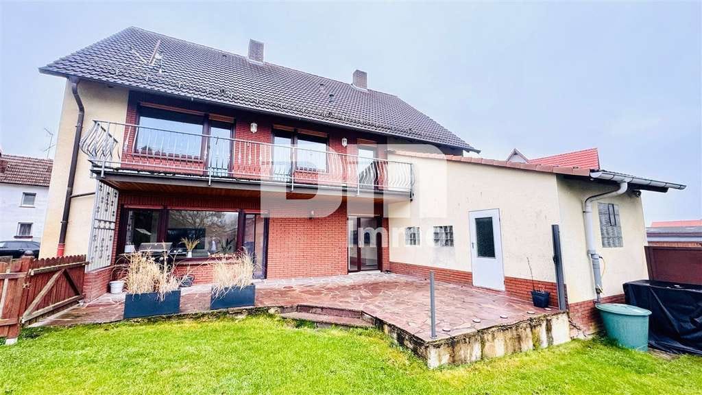 Immobilie in Breuna - Gepflegtes Ein- bis Zweifamilienhaus + Garage, Terrase und Balkon auf großem Grundstück - Bild 3