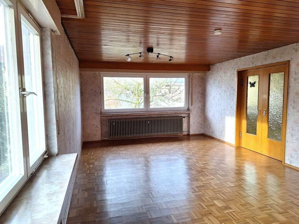 Immobilie in Oberderdingen - Freistehendes, geräumiges Wohnhaus mit Garagen in sehr schöner Randlage - Bild 2