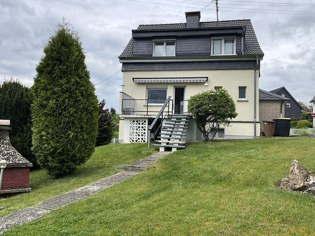 Immobilie in Brachbach - Der Möbelwagen kann kommen! Familienfreundliches Haus mit großem Garten in Brachbach
 - Bild 2