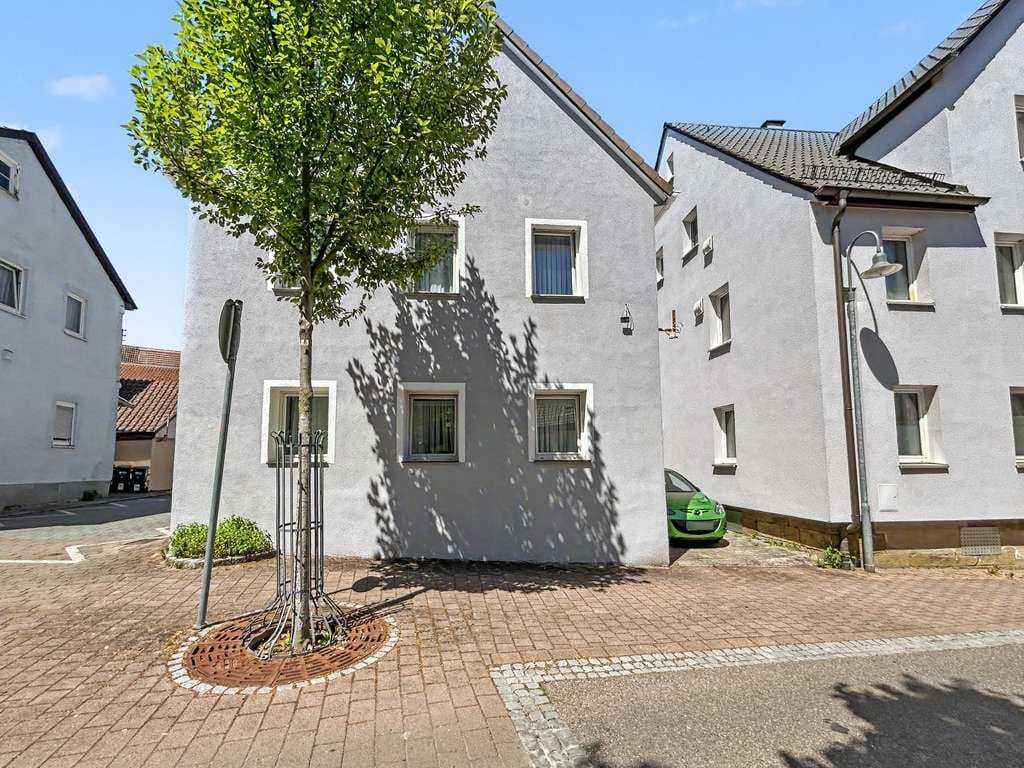 Immobilie in Brackenheim - Modernisiertes Einfamilienhaus mit Kamin, Garage und Gewölbekeller im Zentrum von Brackenheim - Bild 1