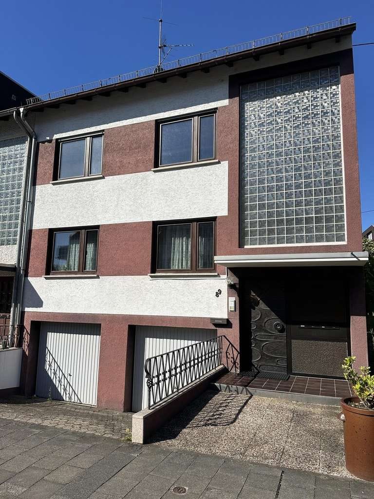Immobilie in Bendorf - Mehrfamilienhaus mit 3 Wohneinheiten, Balkone, Garagen und Garten, provisionsfrei, voll unterkellert - Bild 1