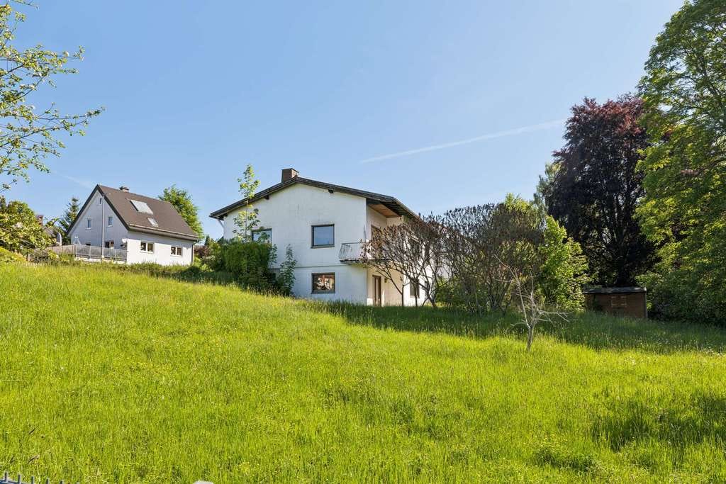 Immobilie in Gefrees - Großzügiges Wohnhaus mit traumhaftem 2.520 m² Grundstück in Gefrees - Bild 0