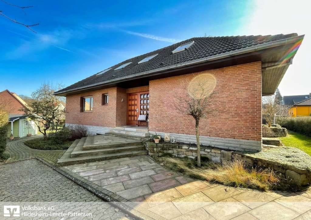 Immobilie in Harsum - Ihr neues Zuhause in Asel – Wohlfühlen am Kamin & Entspannen im Traumgarten - Bild 0