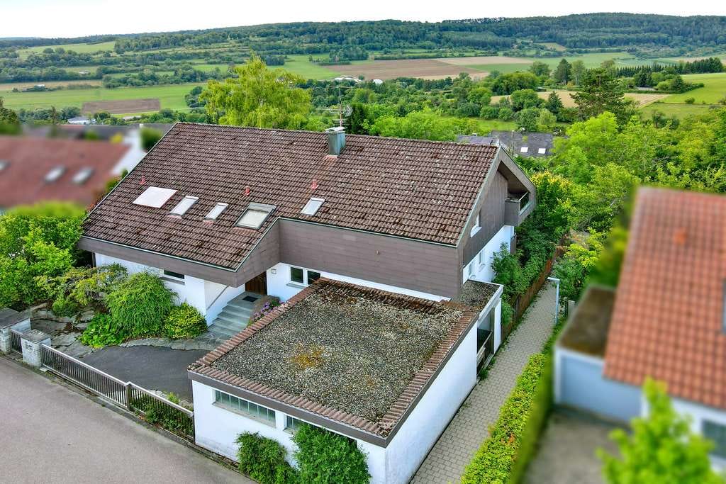 Immobilie in Weil der Stadt - Massives Zweifamilienhaus mit Potenzial auf bis zu 4 Einheiten - Verkauf im Bieterverfahren - Bild 0