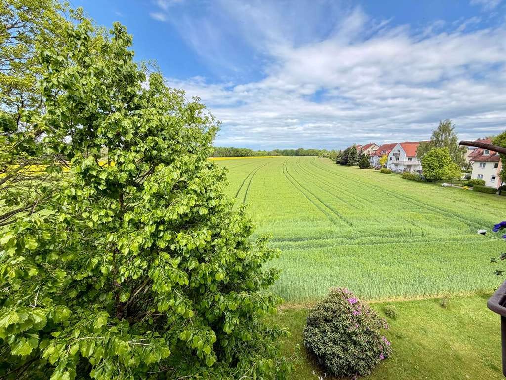 Immobilie in Arnsdorf - In idyllischer Lage und mit Ausblick ins Grüne! Attraktive Dachgeschoss-Wohnung mit zwei Balkonen! - Bild 4