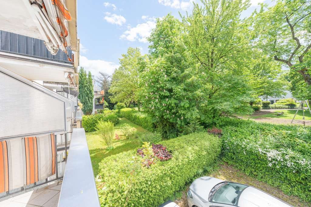 Immobilie in Freiberg am Neckar - 4-Zimmerwohnung inkl. Einbauküche, Garage und Südbalkonen mit Blick ins Grüne - Bild 2