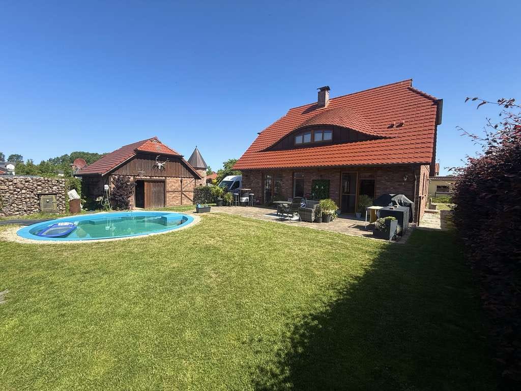 Immobilie in Neukloster - Modernes Einfamilienhaus mit Bungalow, Pool und großzügigem Grundstück in ruhiger Wohnlage...!!! - Bild 0
