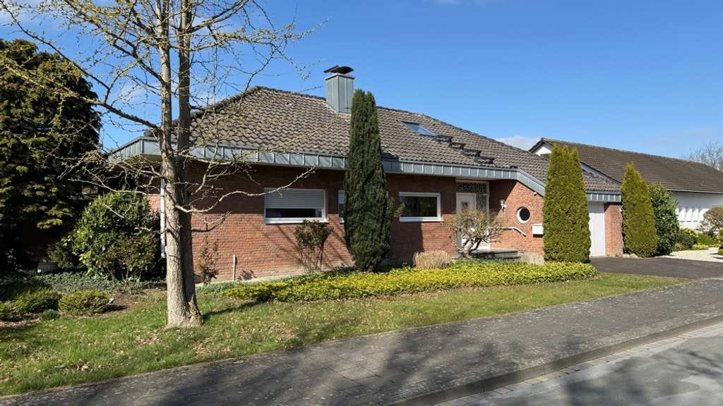 Immobilie in Rheda-Wiedenbrück - Ein Haus mit viel Potenial.
Bunglow mit ausgebautem Dachgeschoß. - Bild 0