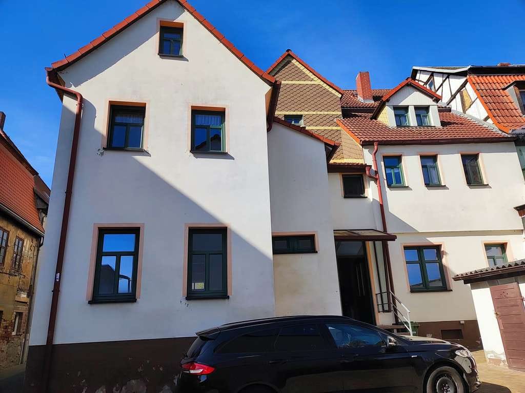 Immobilie in Lucka - Mehrfamilienhaus mit 3 vermieteten Wohnungen und 2 Ladenflächen im Zentrum von Lucka zu verkaufen - Bild 2