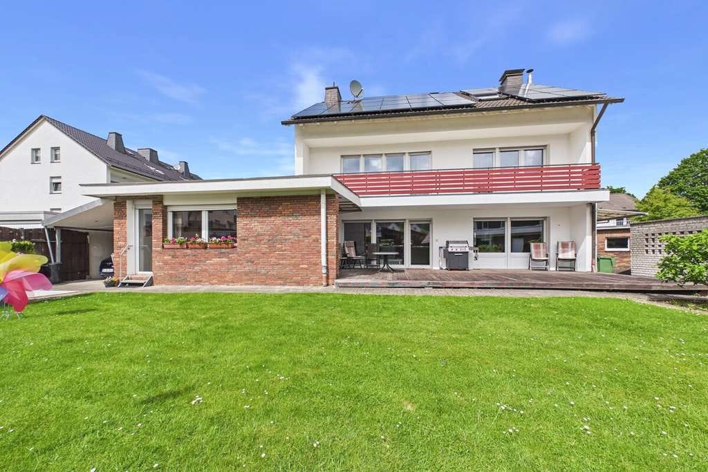 Immobilie in Warstein - Viel Platz für Familie, Wohnen und Arbeiten: Zweifamilienhaus mit PV-Anlage, Garage und Halle - Bild 3