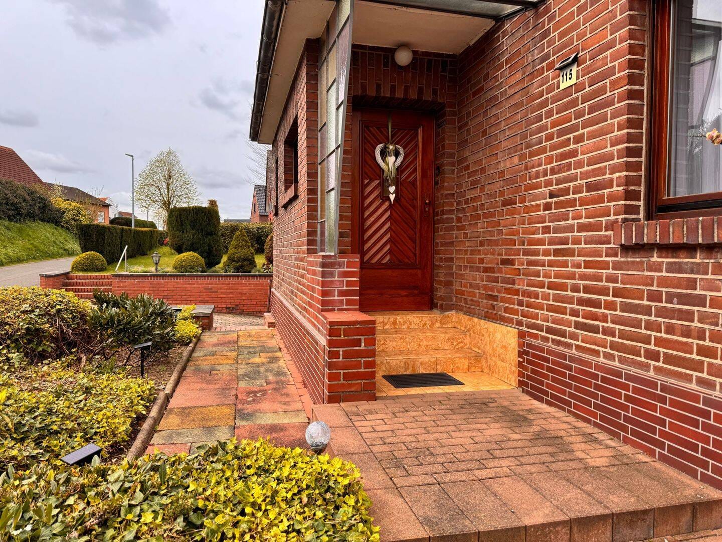 Immobilie in Erkelenz - Grundbesitz mit Zukunft! MeinRaum... Gepflegtes Zweifamilienhaus - als Doppelhaus mit Garten, zwei Garagen + einem sep. Baugrst. in Erkelenz-Lövenich - Bild 1