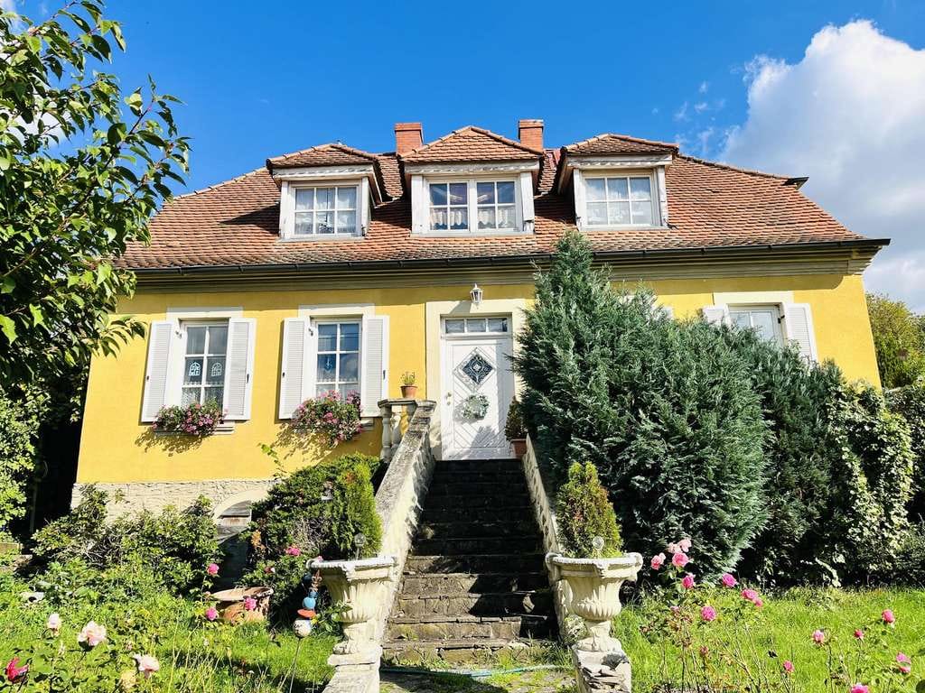 Immobilie in Eltmann - SCHMUCKSTÜCK IM GRÜNEN! Stilvolles Haus mit Einliegerwohnung und Poolanlage auf einem sonnenverwö - Bild 0