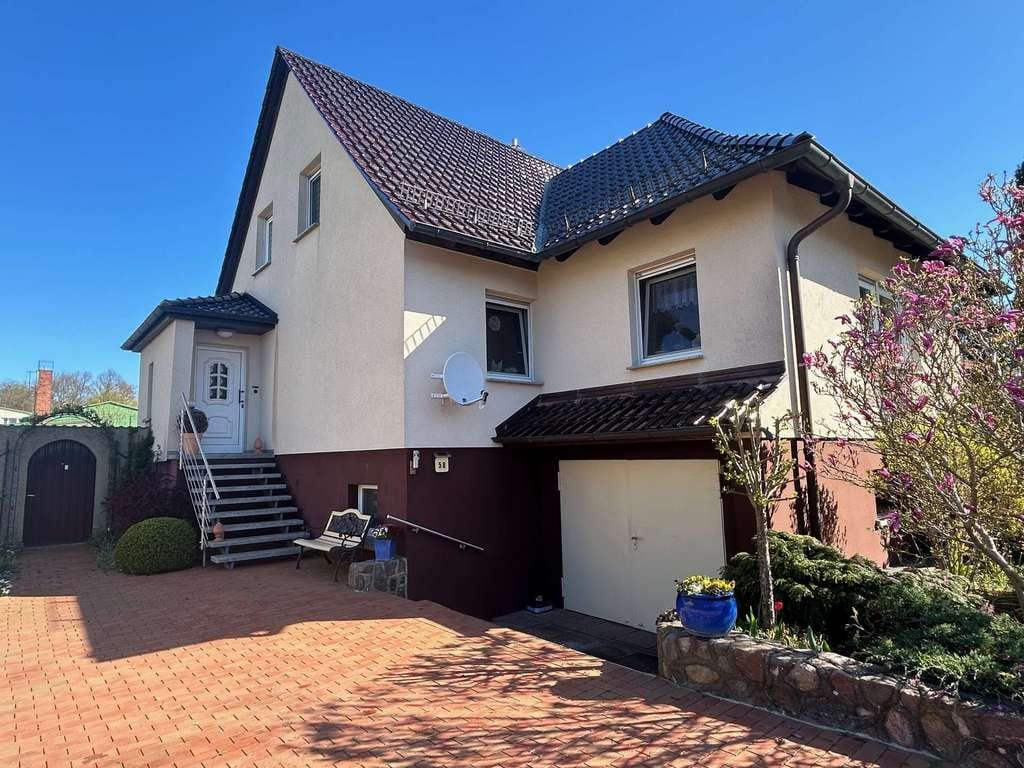 Immobilie in Meyenburg - geräumiges Einfamilienhaus mit Garage und Hobbywerkstatt in Ortsrandlage - Bild 1