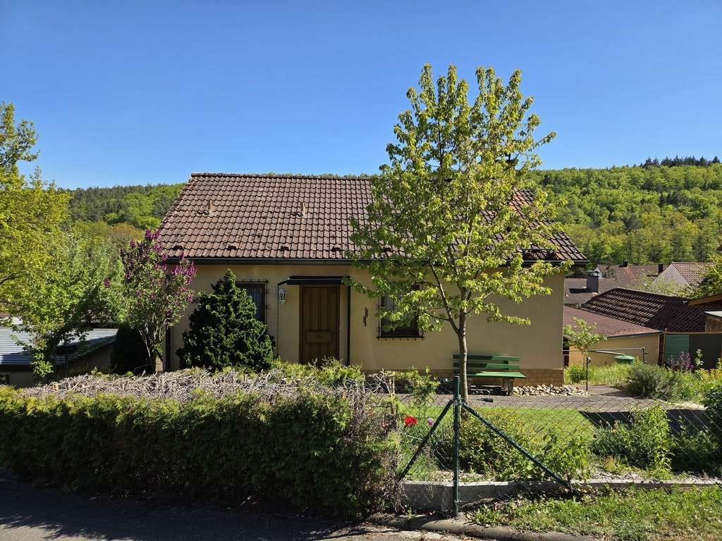 Immobilie in Eltmann - Ruhig gelegenes EFH mit Garagen und schönem Garten in beliebter Siedlungslage von Eltmann - Bild 3