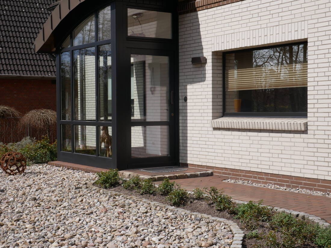 Immobilie in Nordhastedt - Neuer Preis ! Leben und Arbeiten vereint an einem Ort - Großzügiges  EFH m. 2 ELW  und 240 m² Hallengebäude - Bild 3