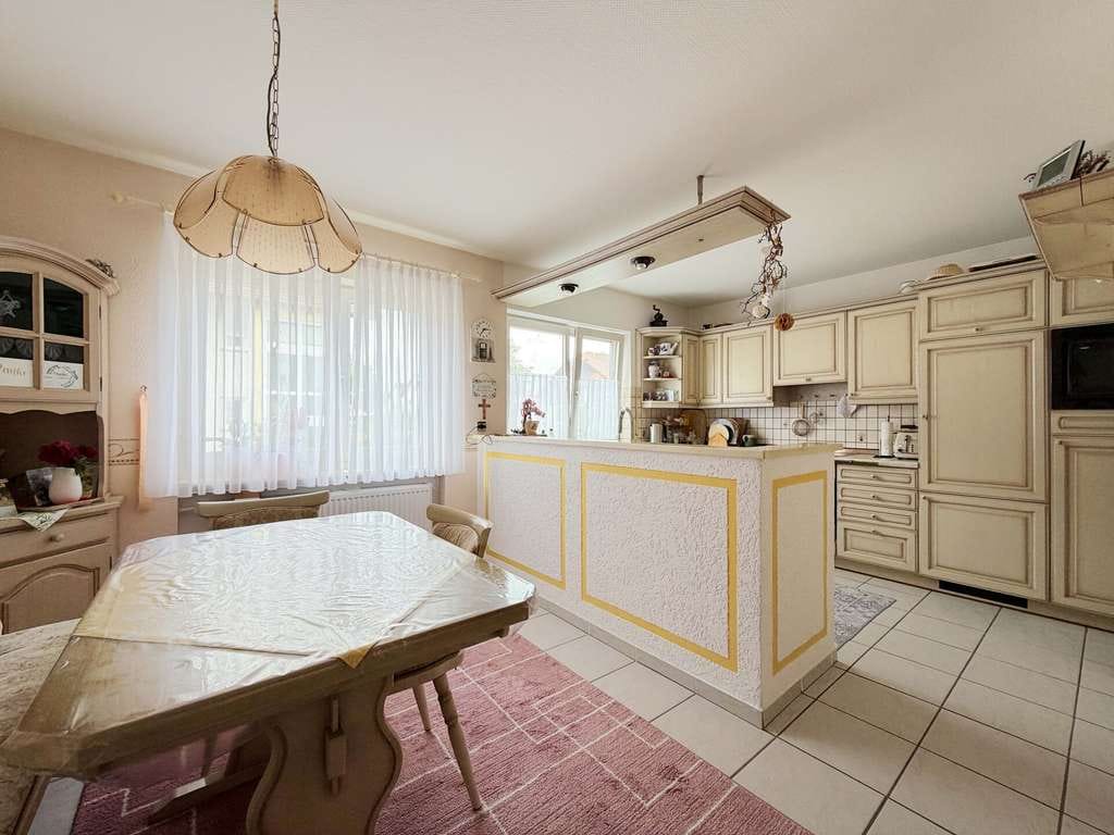 Immobilie in Stutensee - Vier Wände - ein Volltreffer. Schönes Zuhause.
3 Wohnungen. 10 Zimmer auf 241 m². Garten
& Garagen - Bild 3