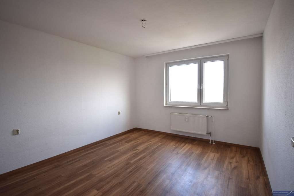 Immobilie in Schöneck - Aussicht auf das schöne Eck: Helle und ruhige 3 Zi.-ETW mit großen Balkon - Bild 4