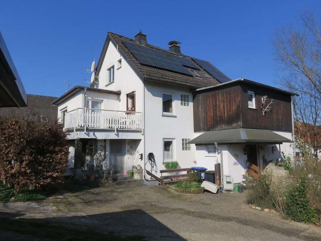 Immobilie in Grävenwiesbach - Charmantes Haus in gewachsener Wohnlage von Grävenwiesbach! - Bild 1