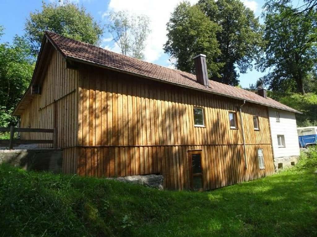 Immobilie in Simbach - stark sanierungsbedürftiges Bauernhaus am Bachlauf – in nahezu Alleinlage bei Simbach am Inn - Bild 0