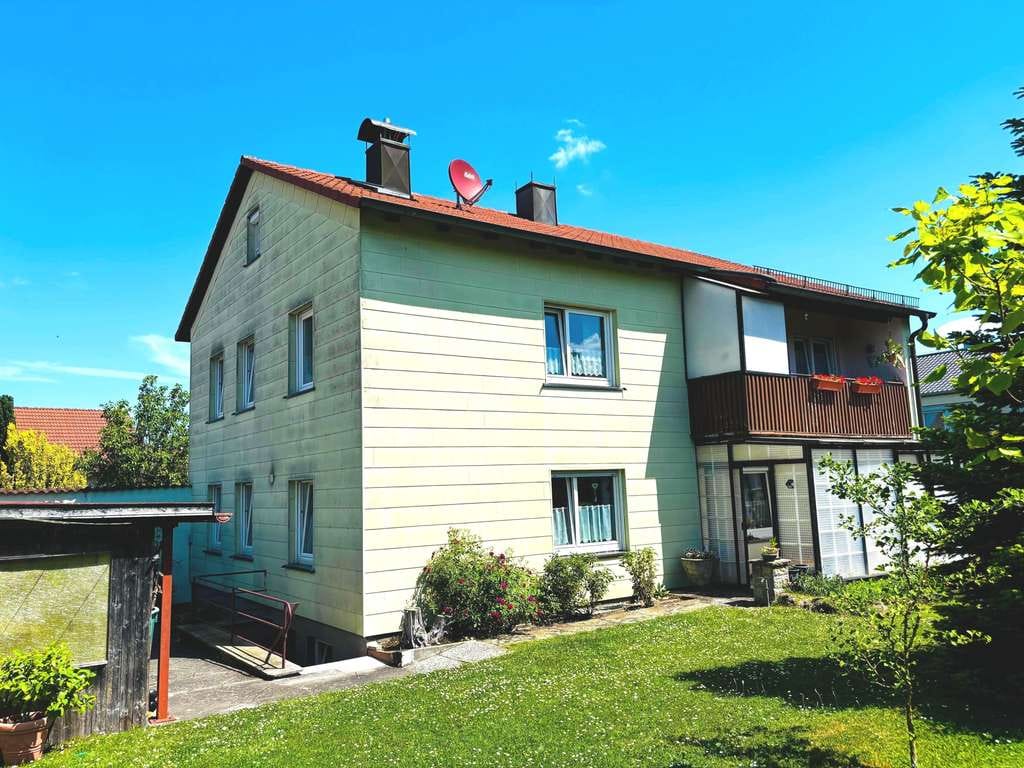 Immobilie in Königsberg in Bayern - Sie wünschen sich viel Platz? Gepflegtes 2 Fam.-Haus mit Garage und Garten im ruhigen, sonnigen Gr� - Bild 2