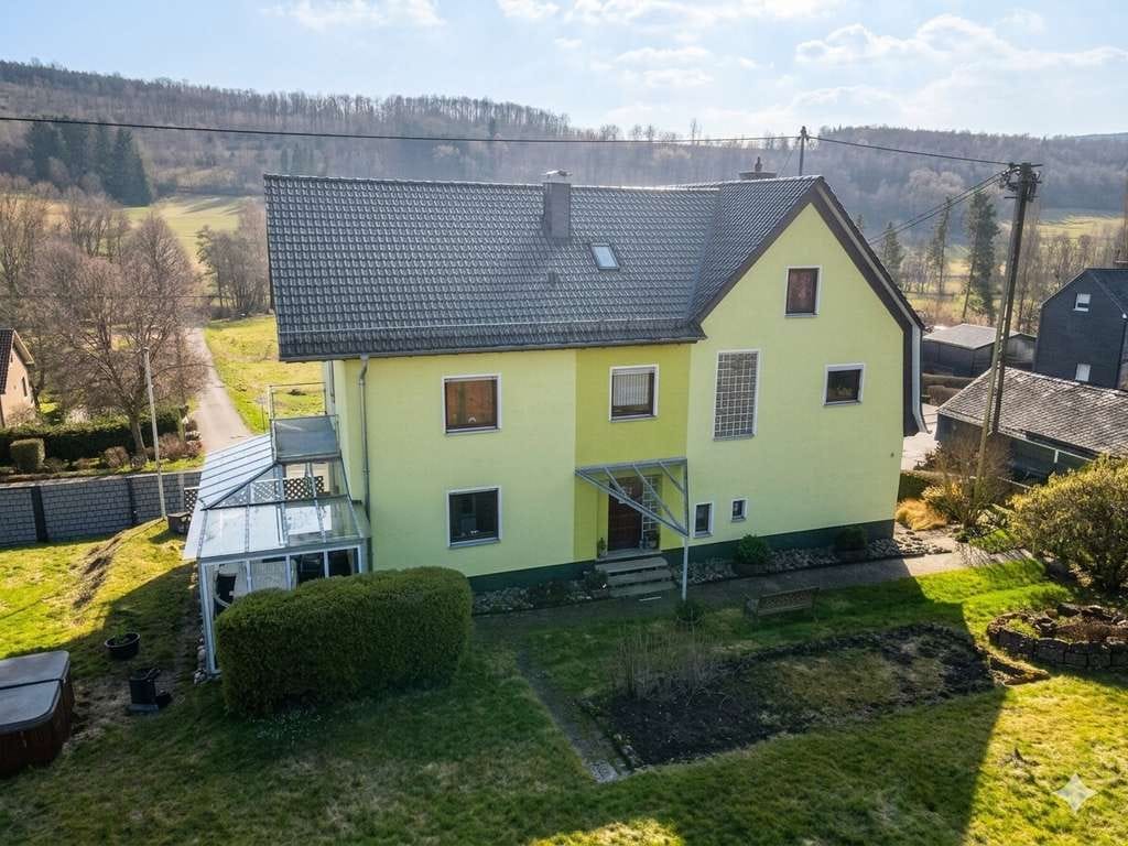 Immobilie in Netphen - VR IMMO: Familienfreundliches Einfamilienhaus mit vielseitigem Wohnkonzept, großem Garten und Sauna! - Bild 2