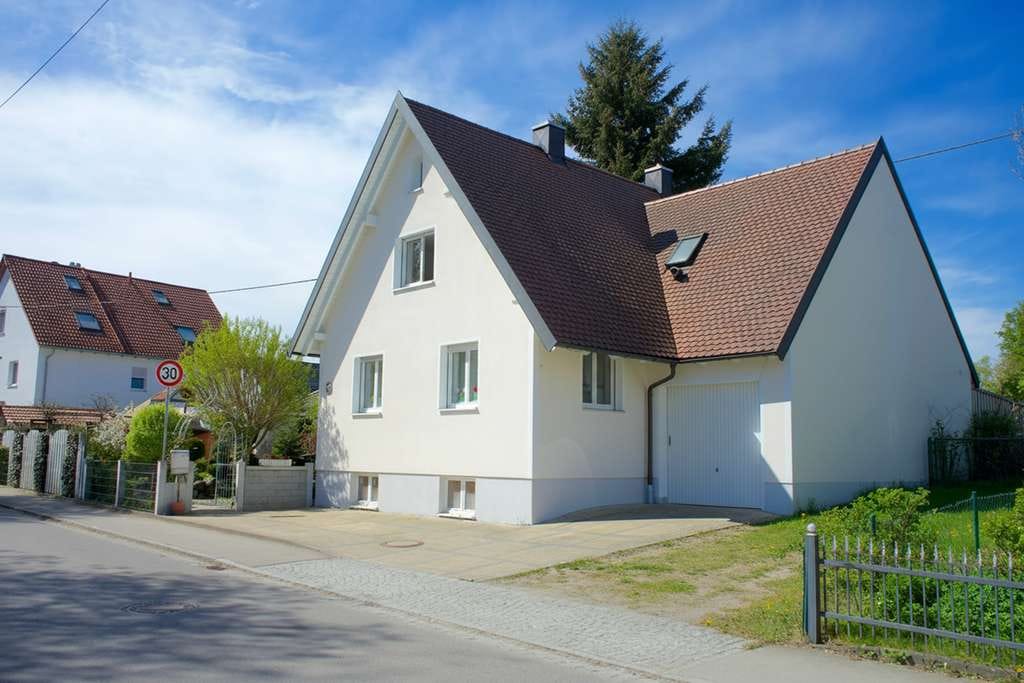 Immobilie in Langerringen - Kernsaniertes Einfamilienhaus mit wunderschönem Garten in Langerringen - Bild 1